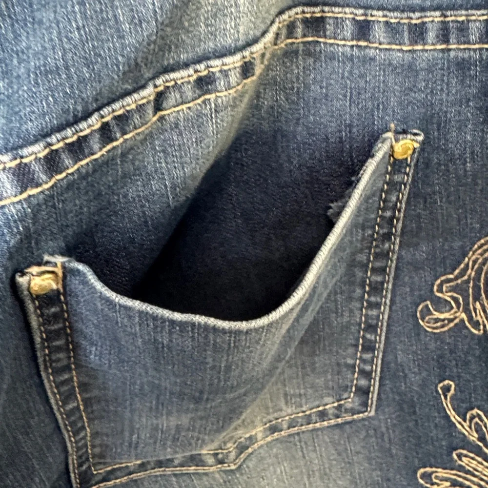 Chico’s Embroidered Platinum Jeans Light Wash US size 6R / Chicos size‎ 0.5R